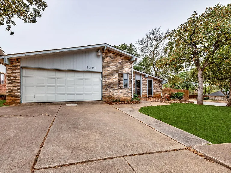 2201 Cottonwood Ln — Photo 2