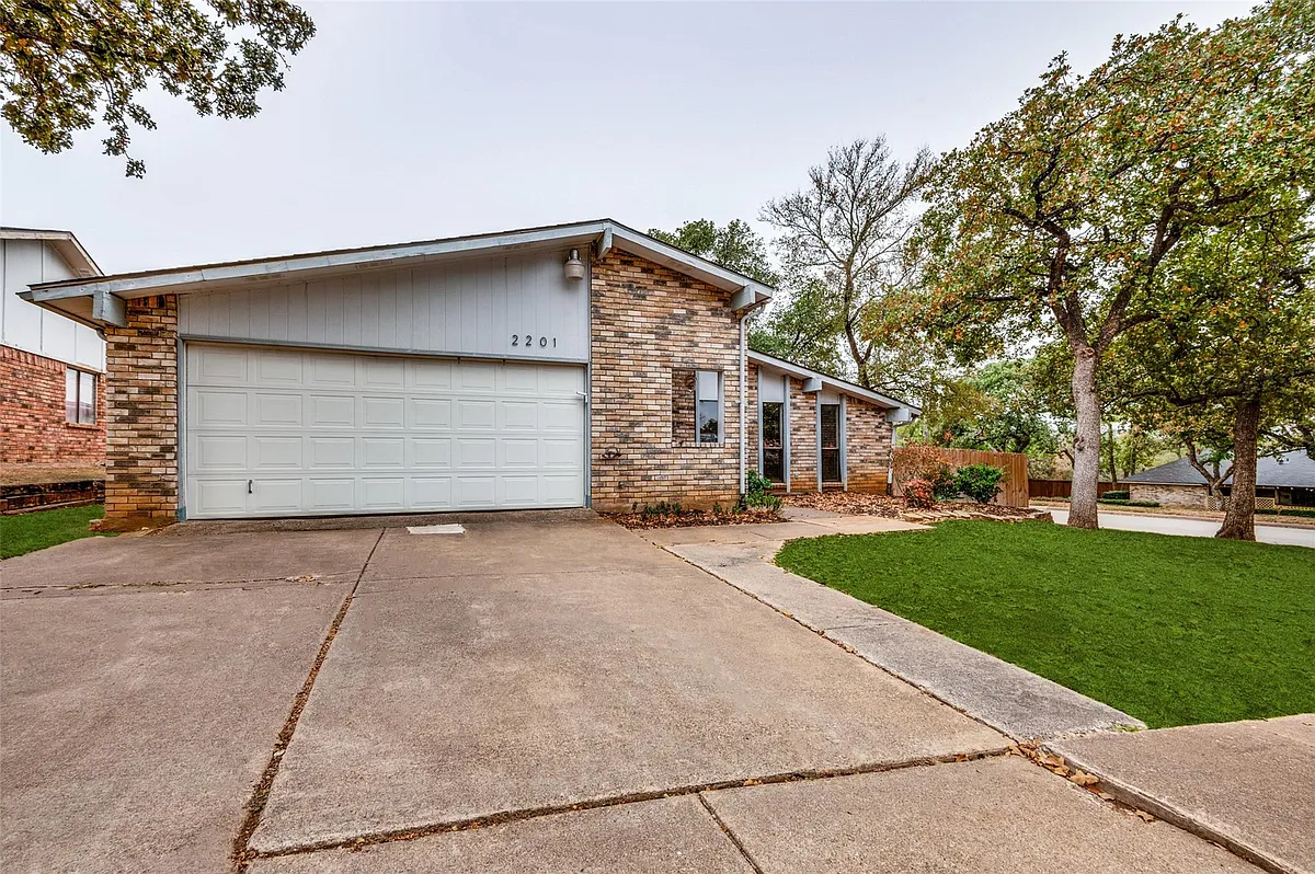 Building Photo - 2201 Cottonwood Ln