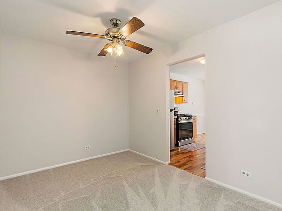 5th image of 320 Woodbury Ct APT D1