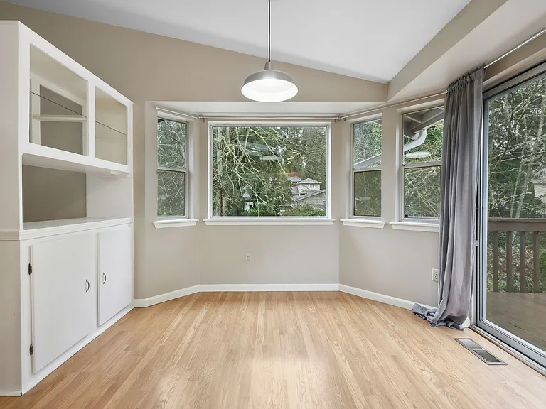 1012 Irving St SW — Photo 9