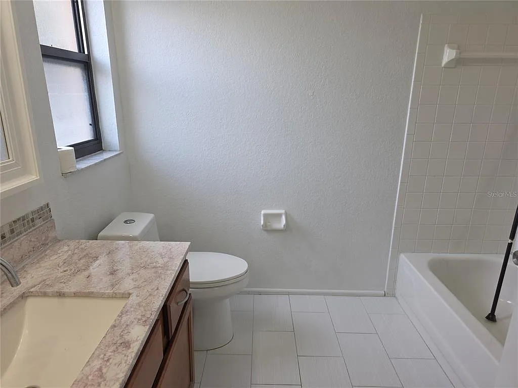 3 bed, 2.0 bath, 1212 sqft, $2,200 — Photo 3