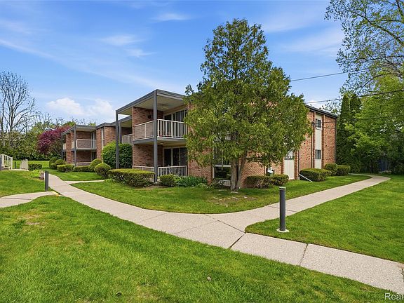 4th image of 4041 W Maple Rd APT E203