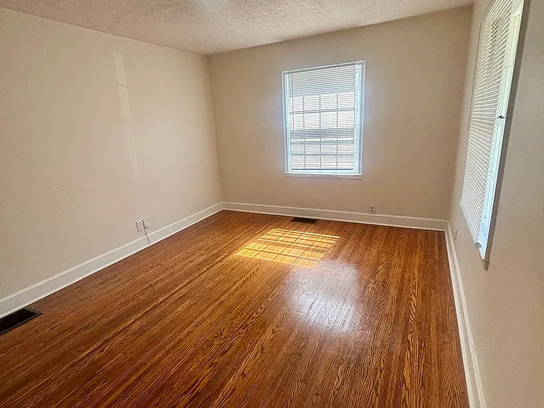 1305 Larchmont Ave — Photo 2