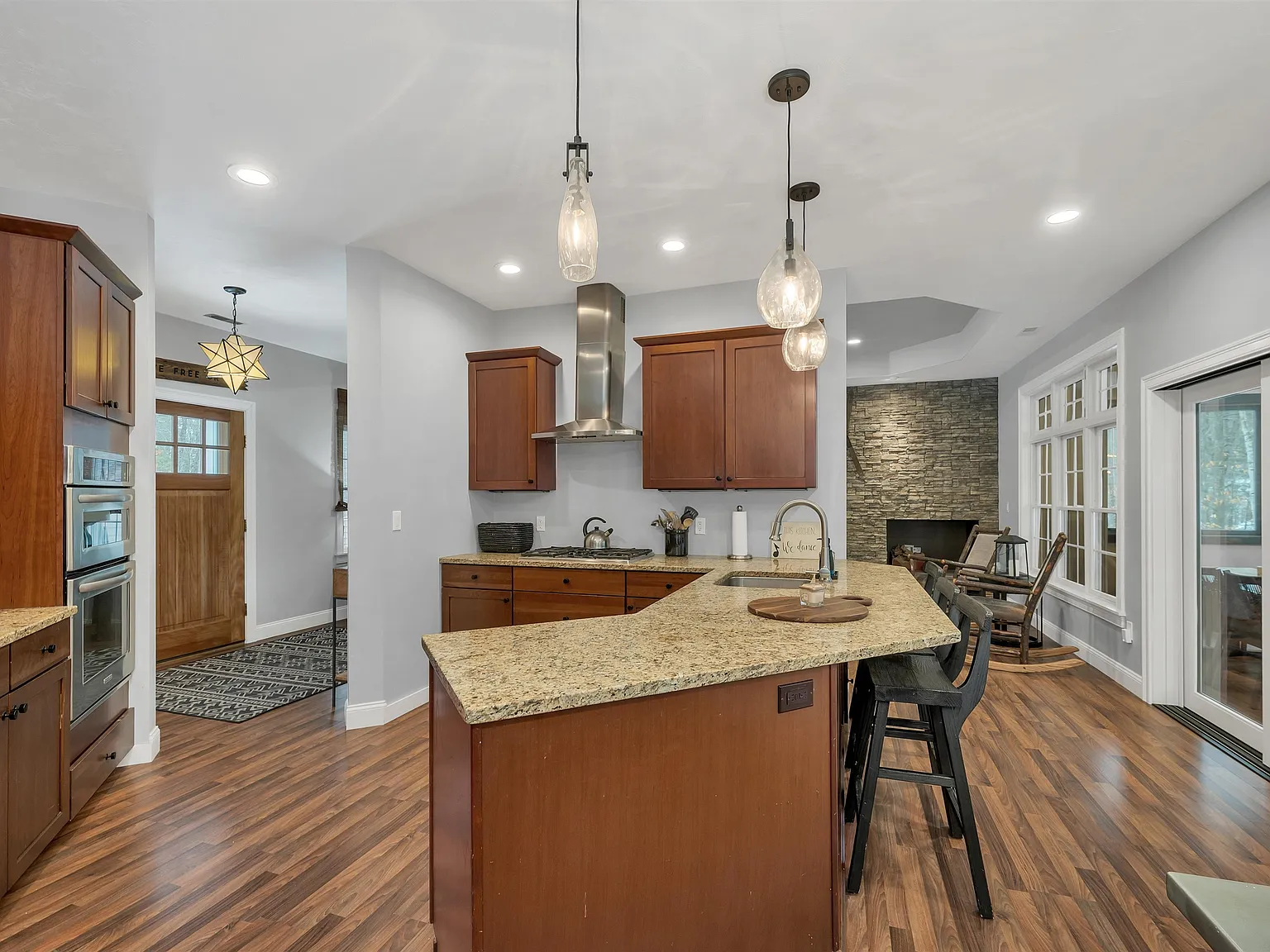 5 bed, 3.0 bath, 4762 sqft, $18,000 — Photo 2