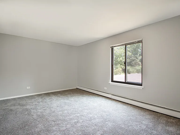 Emerald Pointe Apartments — Photo 13