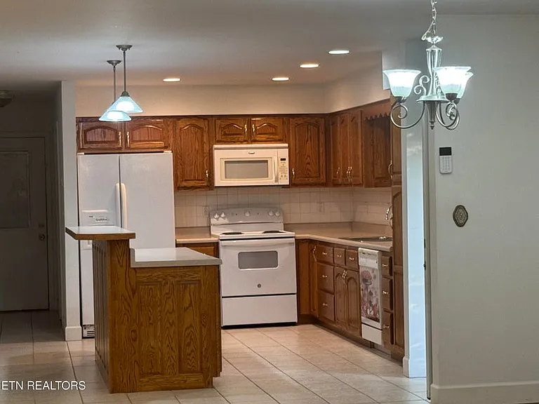 715 Gloucester Ave — Photo 3