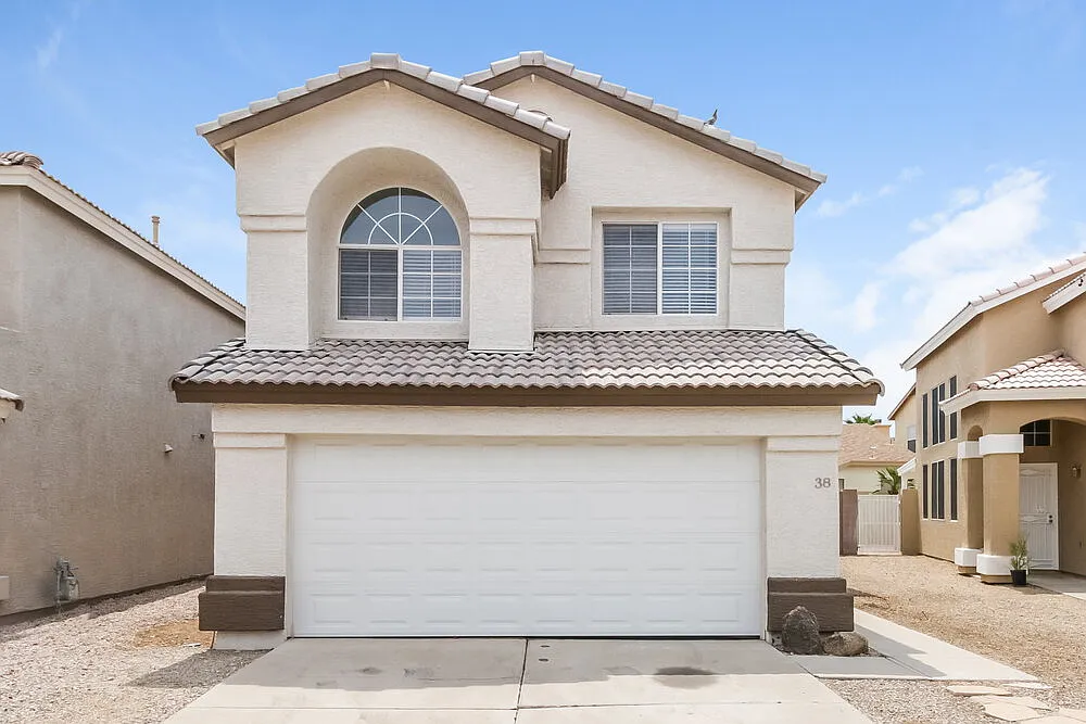3 bed, 3.0 bath, 1371 sqft, $2,240 — Photo 1