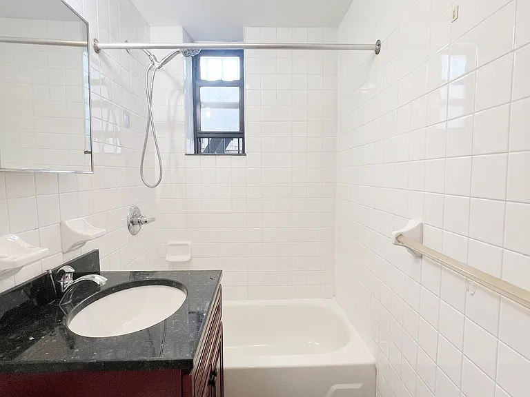1704 Gates Ave #2R — Photo 8