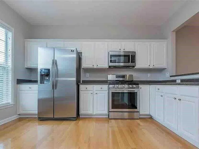 1108 Thornborough Dr — Photo 3