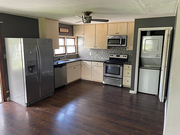 Kitchen w/ washer/dryer