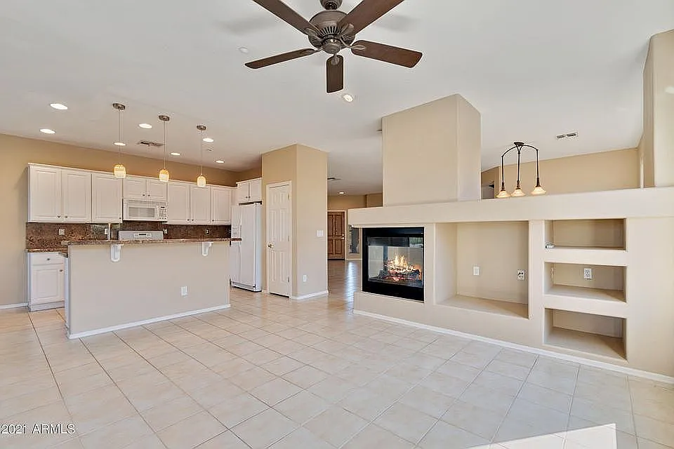 2 bed, 2.0 bath, 2099 sqft, $2,899 — Photo 2