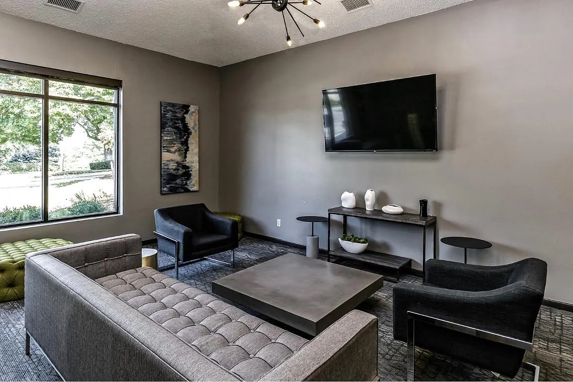 Southwest Gables Apartments — Photo 4