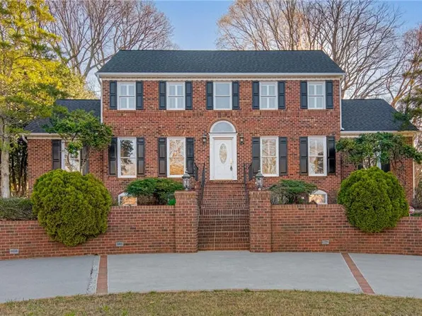 605 Braewyck Ln, Winston Salem, NC 27104