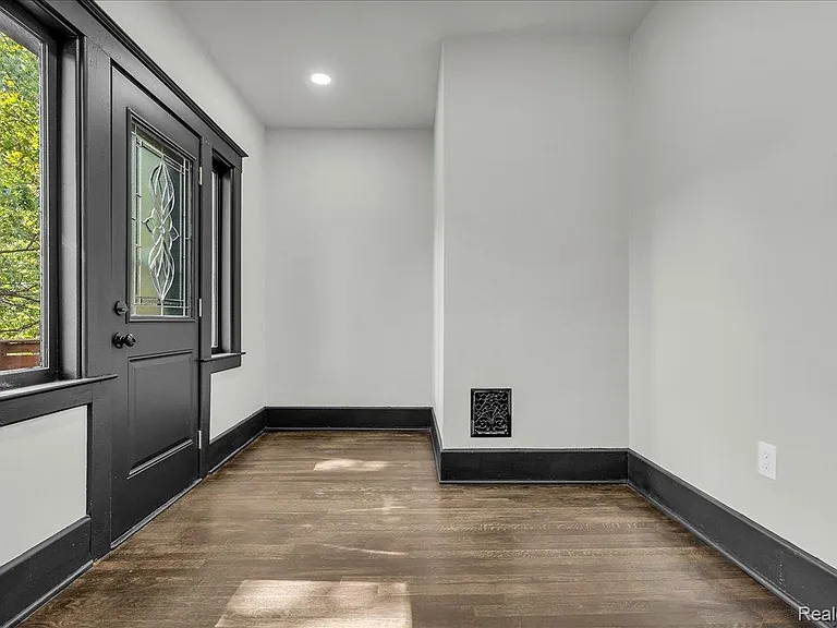 5240 Commonwealth St — Photo 23