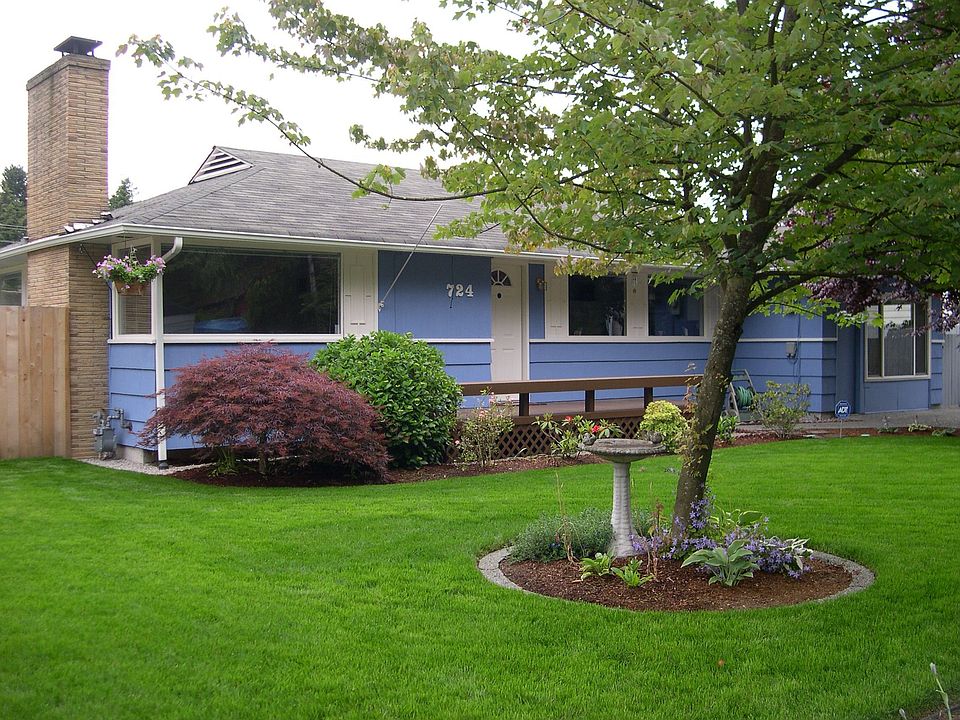 Welcome to 724 NE 204th St. Fresh Paint on Exterior and Interior makes this ho