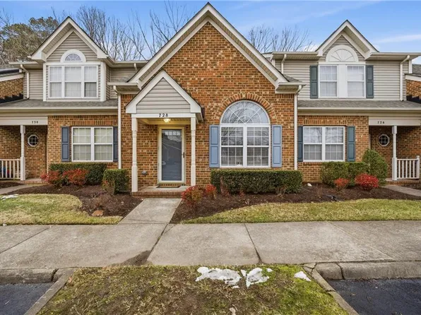 728 W Lake Cir, Chesapeake, VA 23322