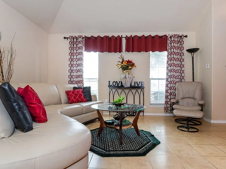 1261 Rainbow Parke Dr — Photo 2