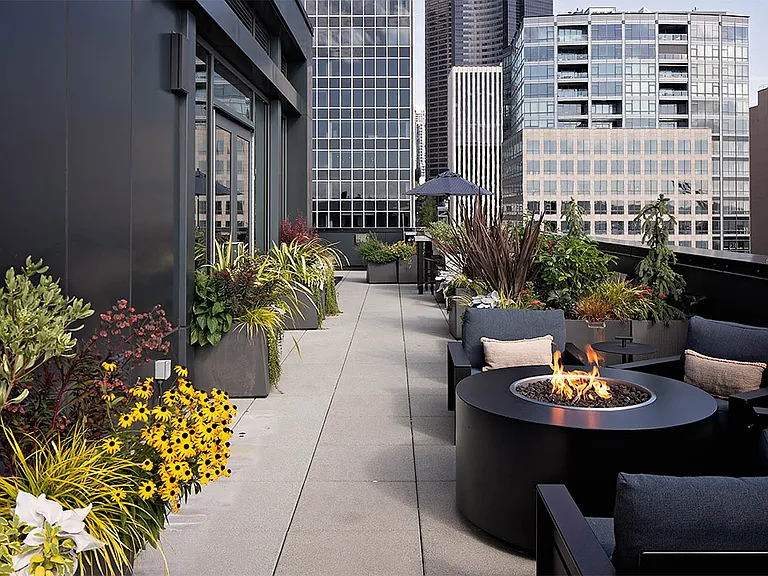 Apartment community rooftop deck and fire pit at Griffis Seattle Waterfront in Seattle, Washington.