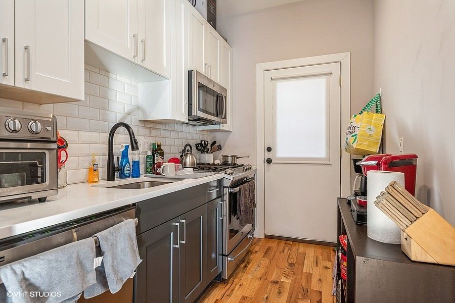 1st image of 922 W Oakdale Ave APT 3N