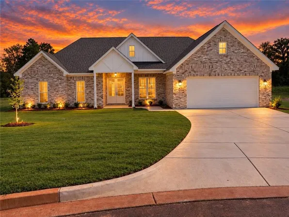 1112 Clara Dr E, Valley, AL 36854