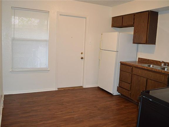 4th image of 702 N Pecan St