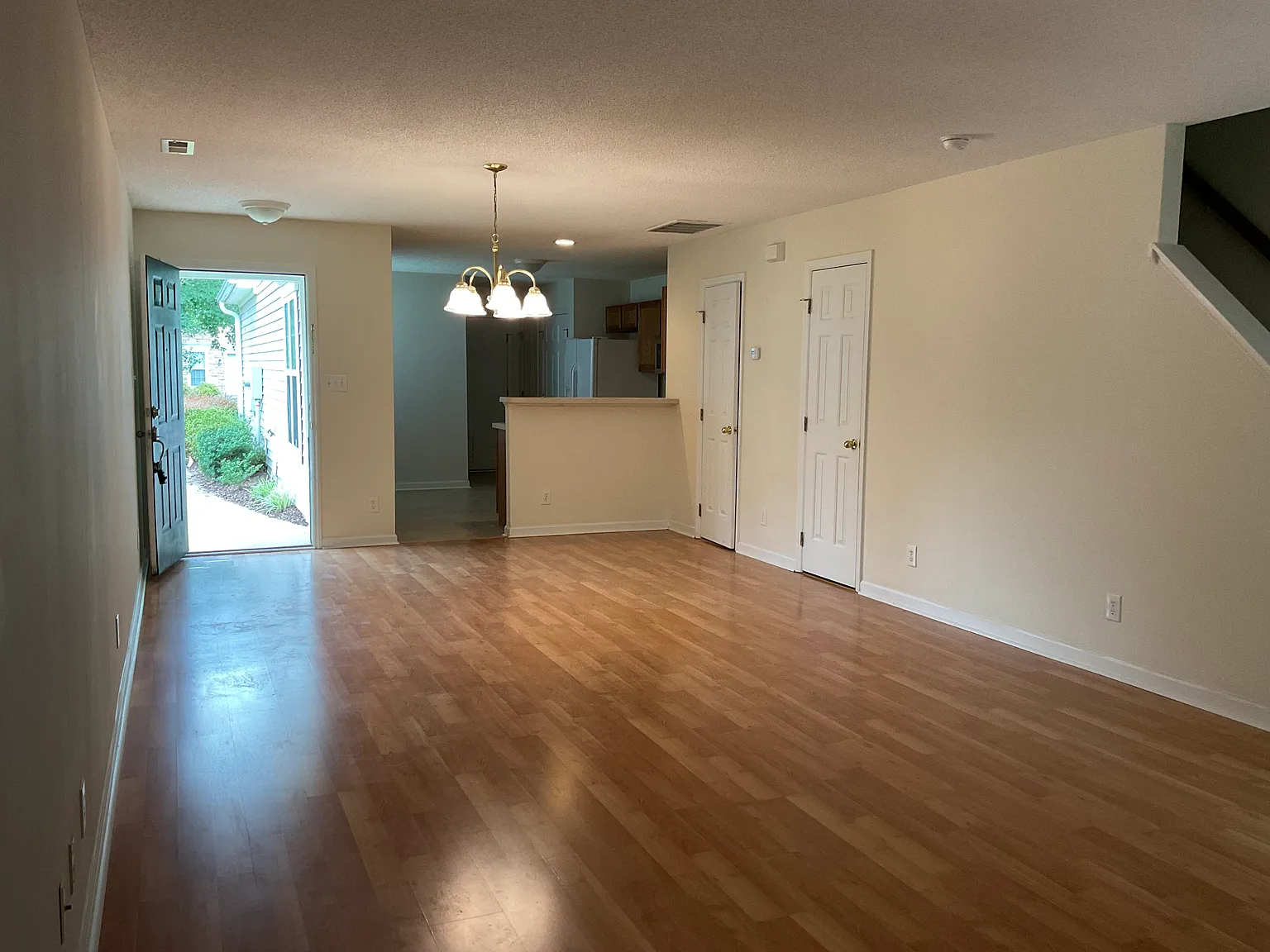 Showing Now For Summer Mithis Three-Bedroom And Two-And-One-Half-Bath Pet-Friendly Home — Photo 3