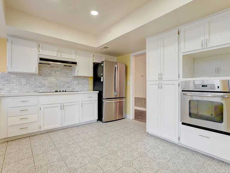 2204 Plaza Del Robles — Photo 3