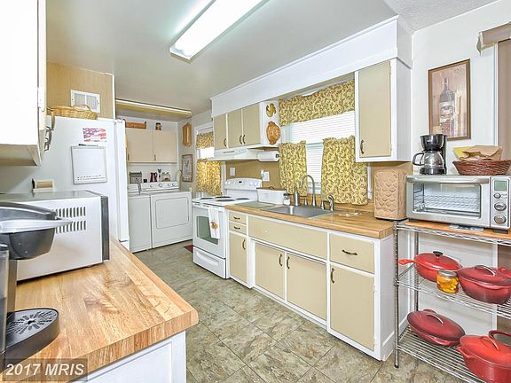 4th image of 1211 Oakwood Dr