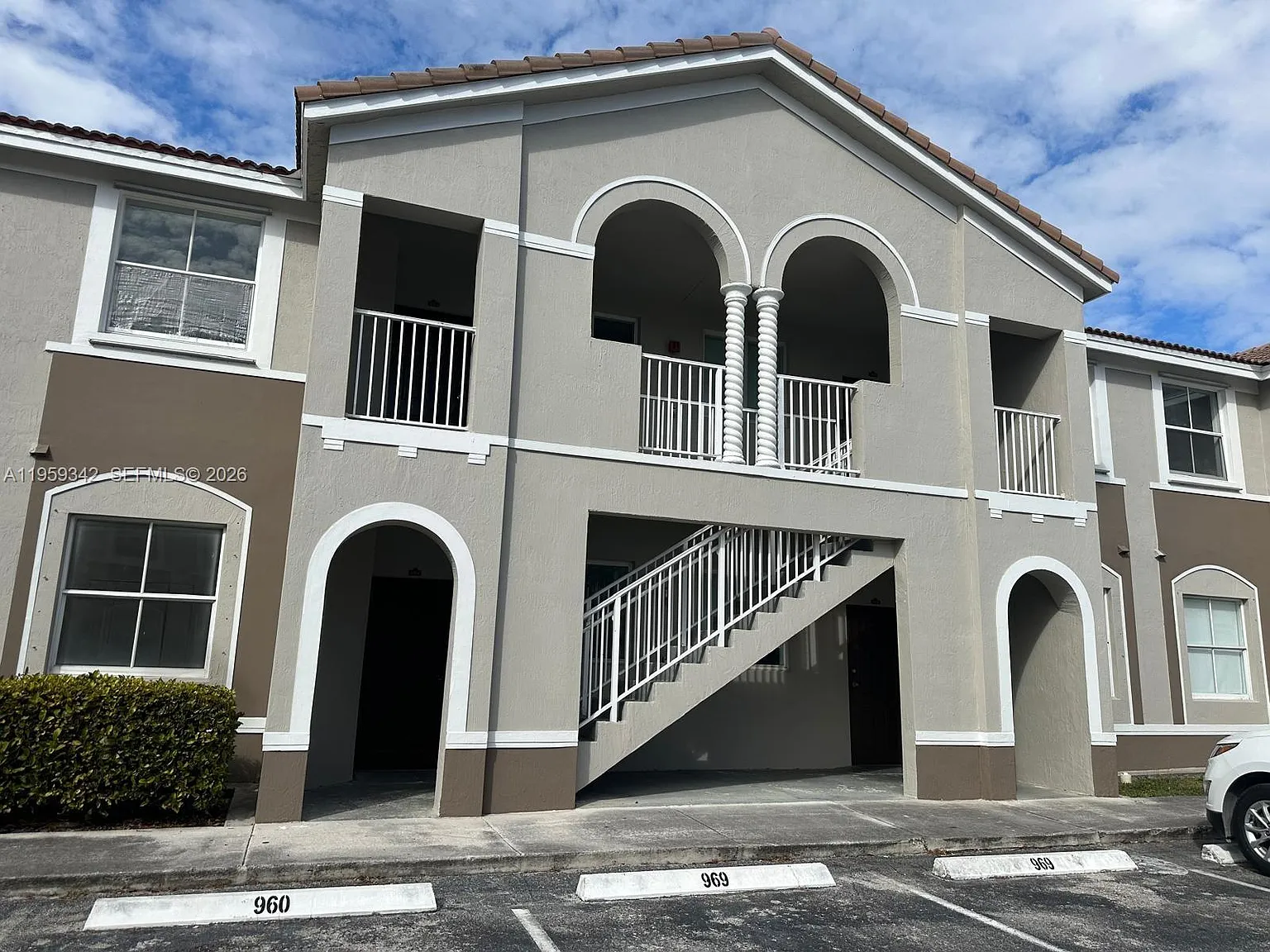 3 bed, 1076 sqft, $2,000 — Photo 1