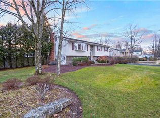 1 Yorkshire Dr, Suffern, NY 10901