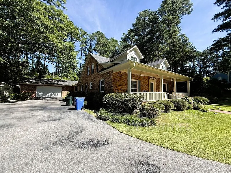 5 bed, 3.0 bath, 3776 sqft, $3,045 — Photo 2