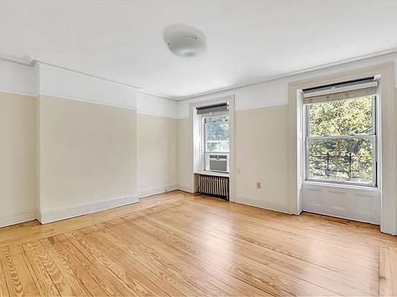 3rd image of 364 Clinton St Unit Townhouse