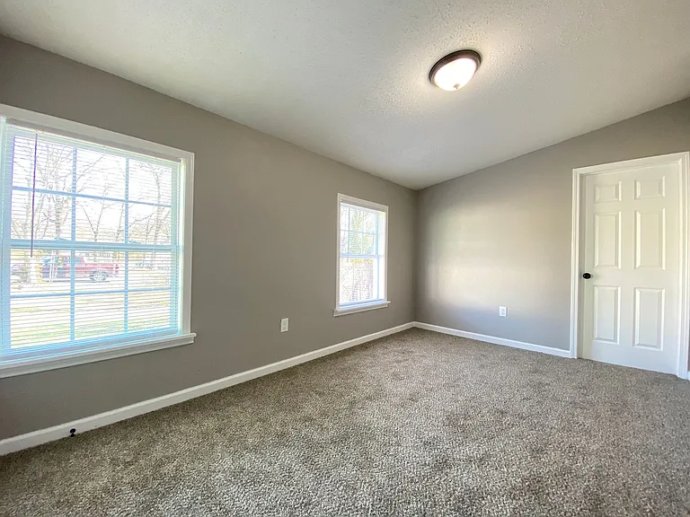 2211 S Pine St — Photo 9
