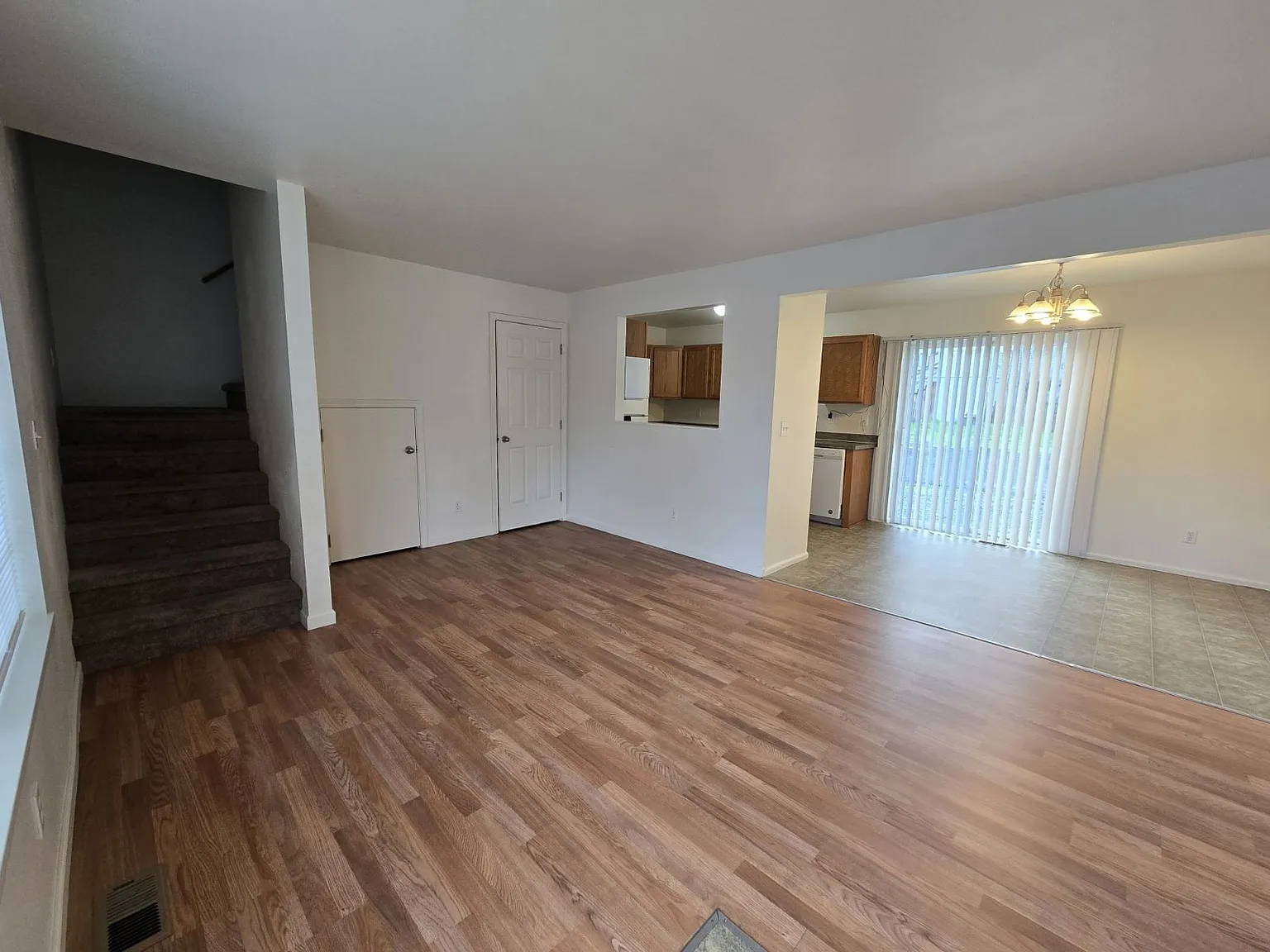 3 bed, 1.5 bath, 1042 sqft, $1,400 — Photo 3