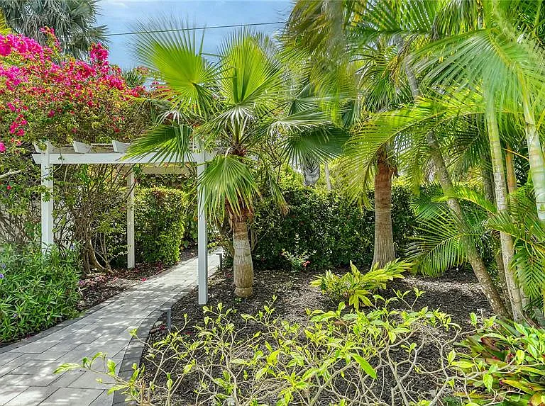 425 McKinley Dr — Photo 7