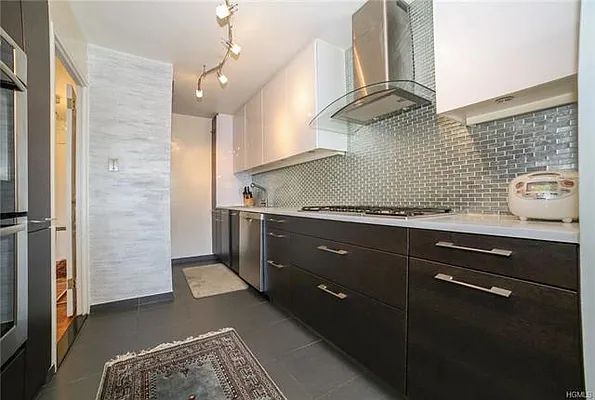 Sold by Douglas Elliman | media 22