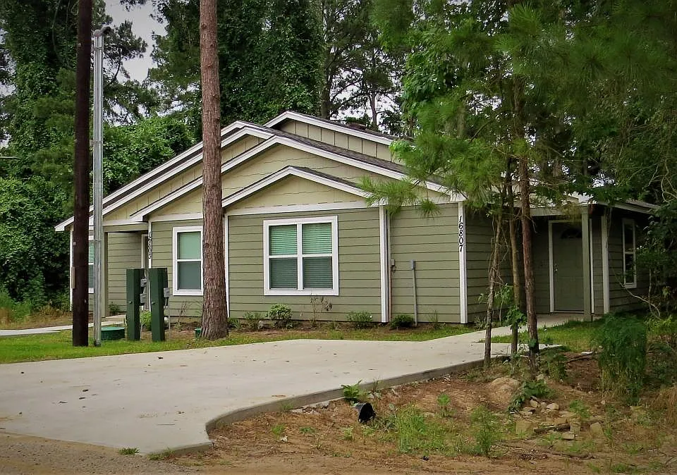 16807 Crestmont
