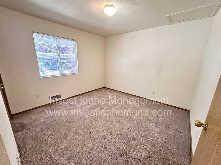 1682 Barlow — Photo 9