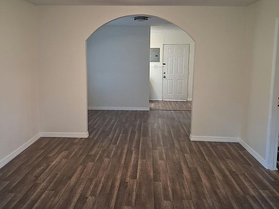 2nd image of 1043 Lee St