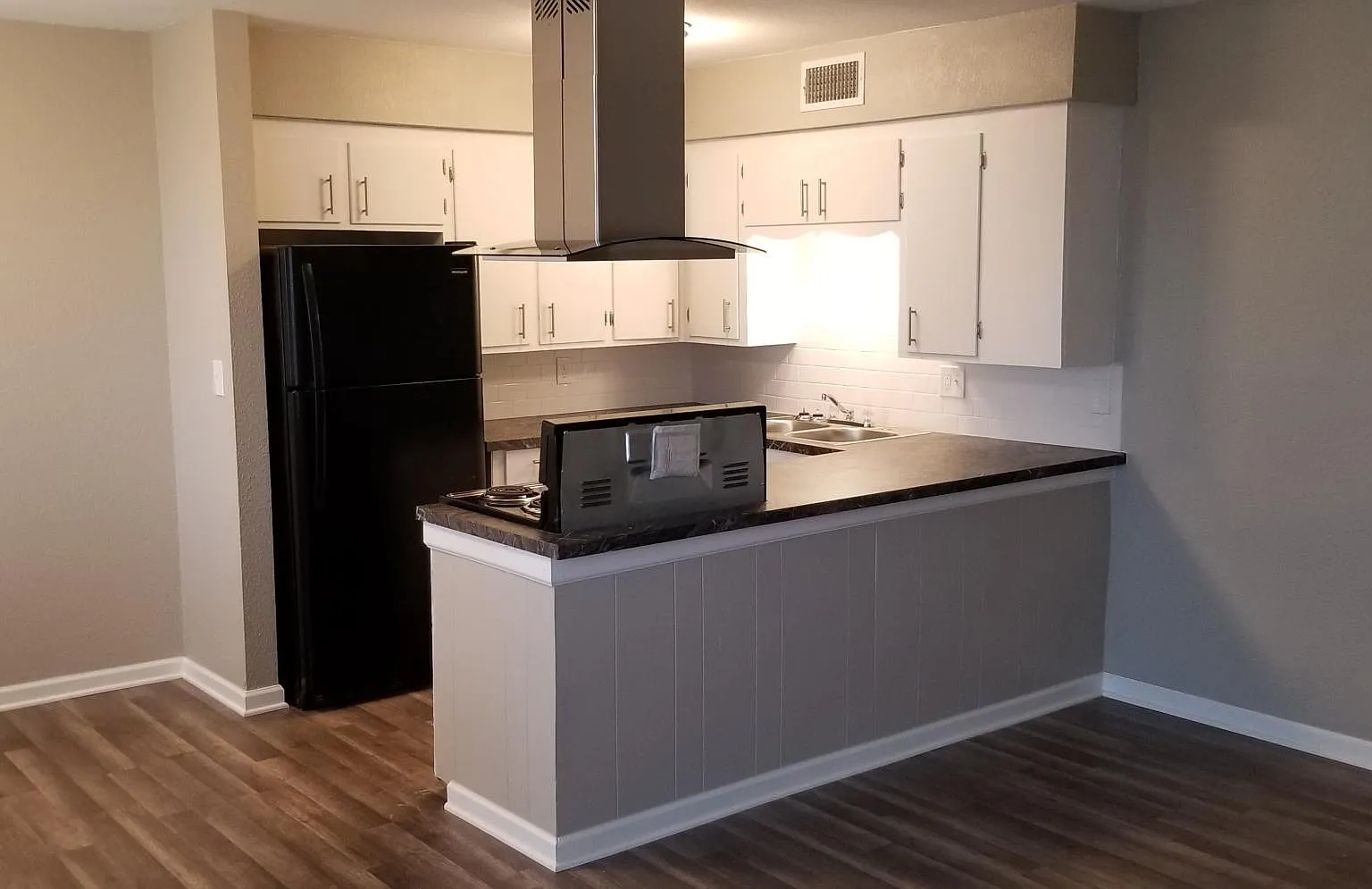 900 Wildwood Rd — Photo 1