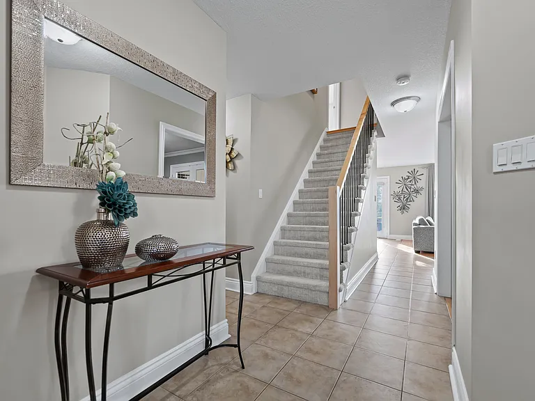 173 Hawkins Dr — Photo 3