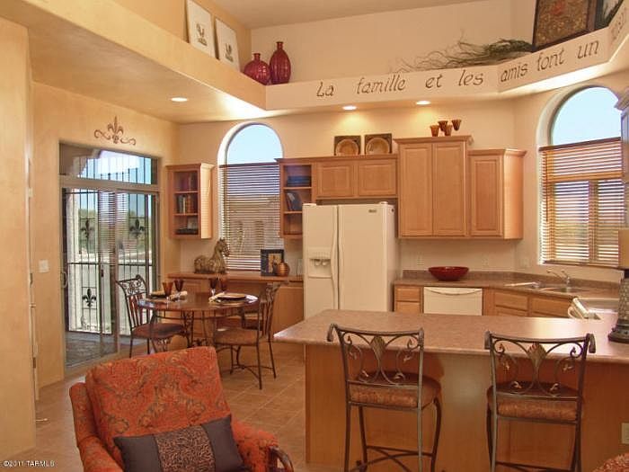 kitchen with Breakfast bar