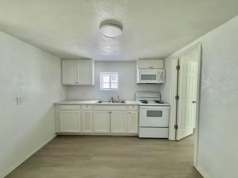 529 SE 15th St — Photo 11