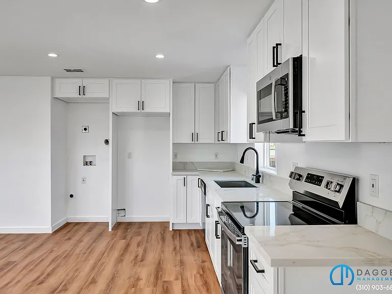 11845 Hamlin St #1/2 — Photo 7