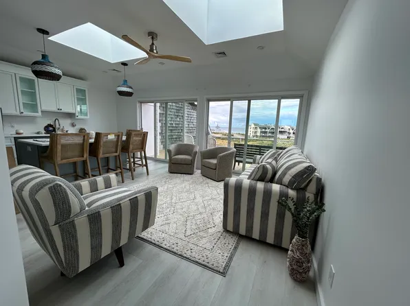 https://photos.zillowstatic.com/fp/05926f72bd0331fa6afe57702696a78e-p_e.webp