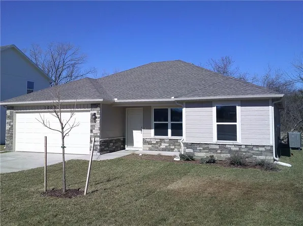 1003 Redbud Dr, Paola, KS 66071