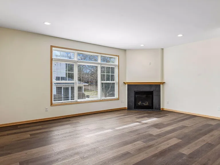 2121 Village Trl — Photo 10