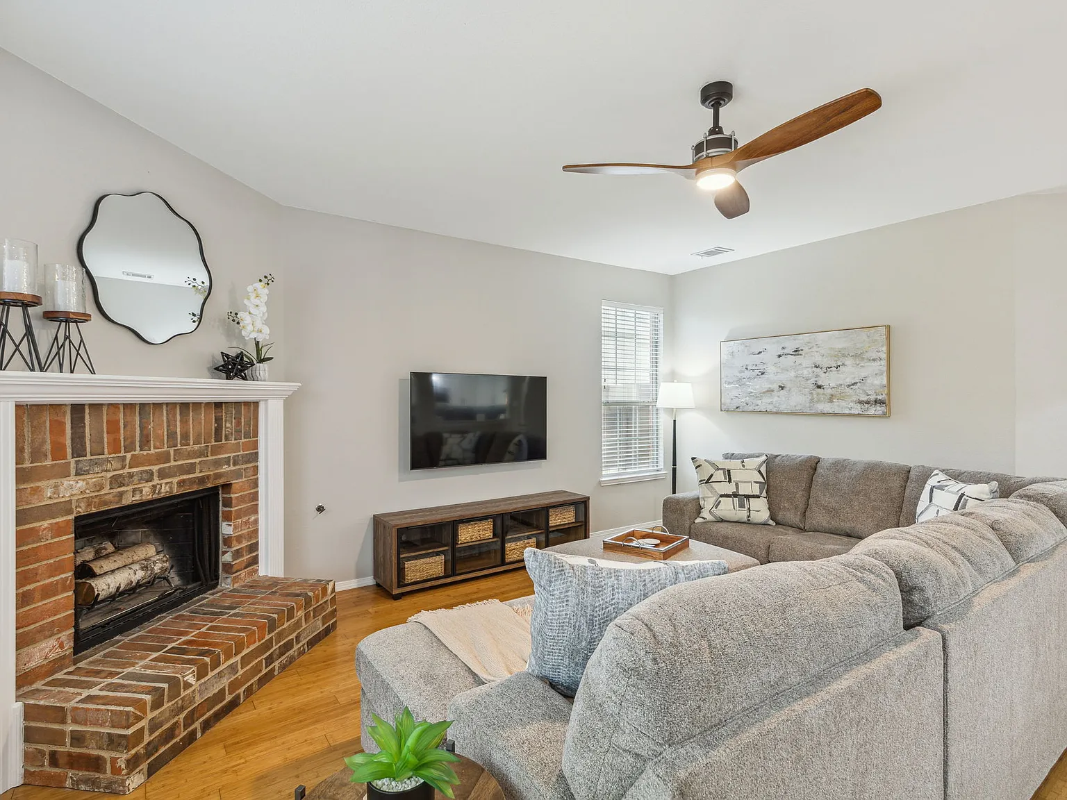 4 bed, 2.5 bath, 2506 sqft, $8,813 — Photo 4