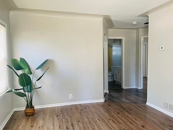 3rd image of 26713 Barrington St