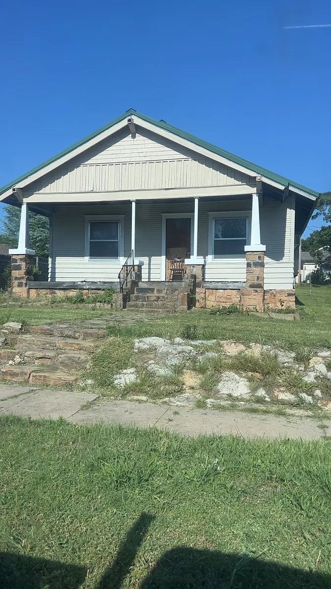 Photo 2 of 2 - N E St - Yale, OK Building Photo - N E St